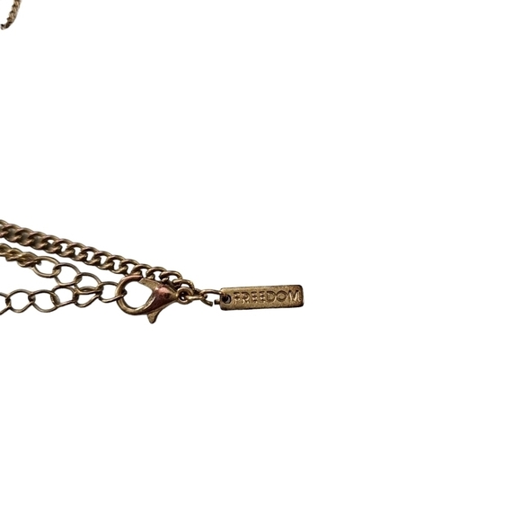 Freedom gold and green long necklace with a boho feeling fringe. - Picture 8 of 12